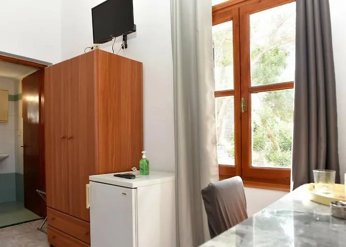 Atropos Varvara Posidhonía