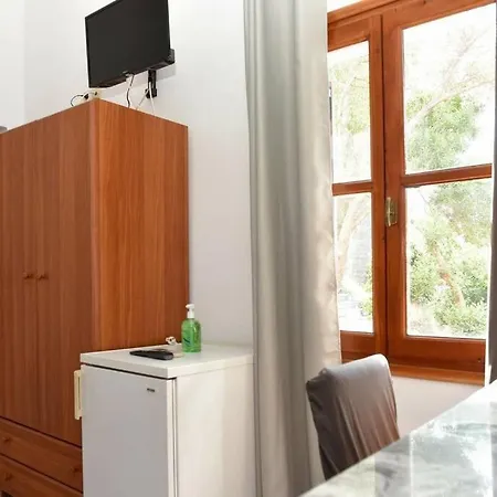 Atropos Varvara Posidhonía