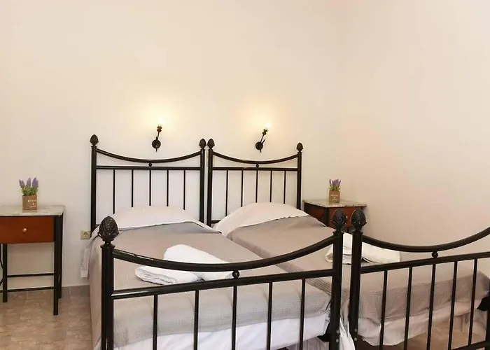 Atropos Varvara * Posidhonía